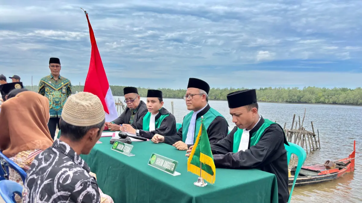 PA Tembilahan menggelar sidang di Desa Pulau Ruku, Kecamatan Reteh, Kabupaten Inhil dalam mengesahkan perkawinan bagi masyarakat yang tidak memiliki buku nikah atau pencatatan resmi dari KUA, Kamis (25/6/2026).(PA TEMBILAHAN UNTUK RIAUPOS.CO)