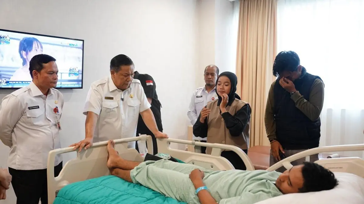  Pelaksana Tugas Gubernur Riau SF Hariyanto saat membesuk mahasiswa korban pemukulan di Rumah Sakit Awal Bros Pekanbaru, Rabu (24/6/2026). (Diskominfotik Riau untuk Riau Pos)