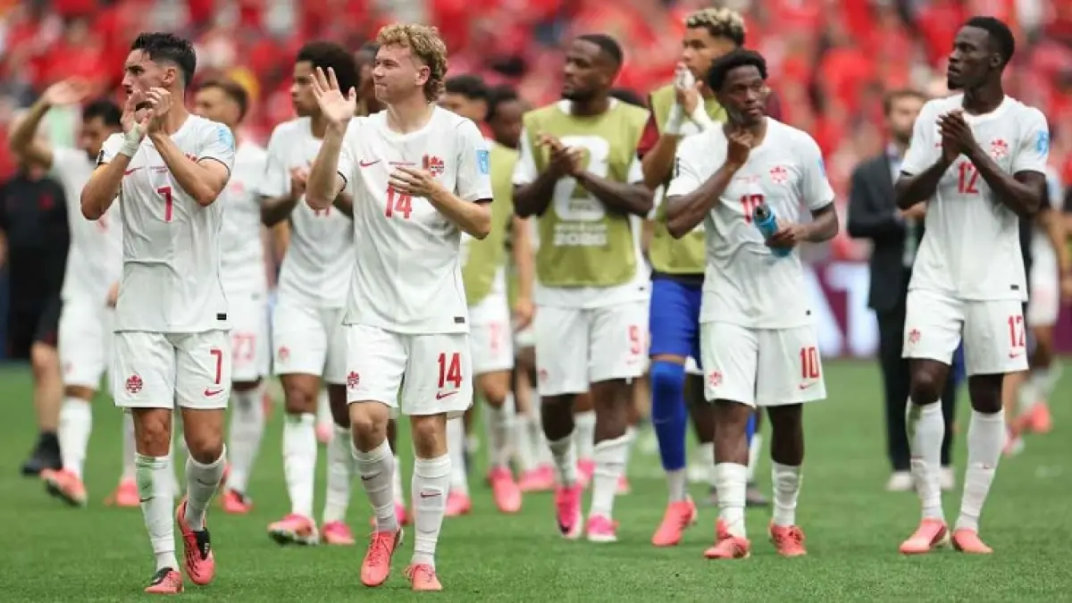 Pemain Kanada bertepuk tangan kepada para penggemar mereka di Vancouver setelah kekalahan 1-2 dari Swiss di laga terakhir Grup B Piala Dunia 2026. (Emilee Chinn/Getty Images)