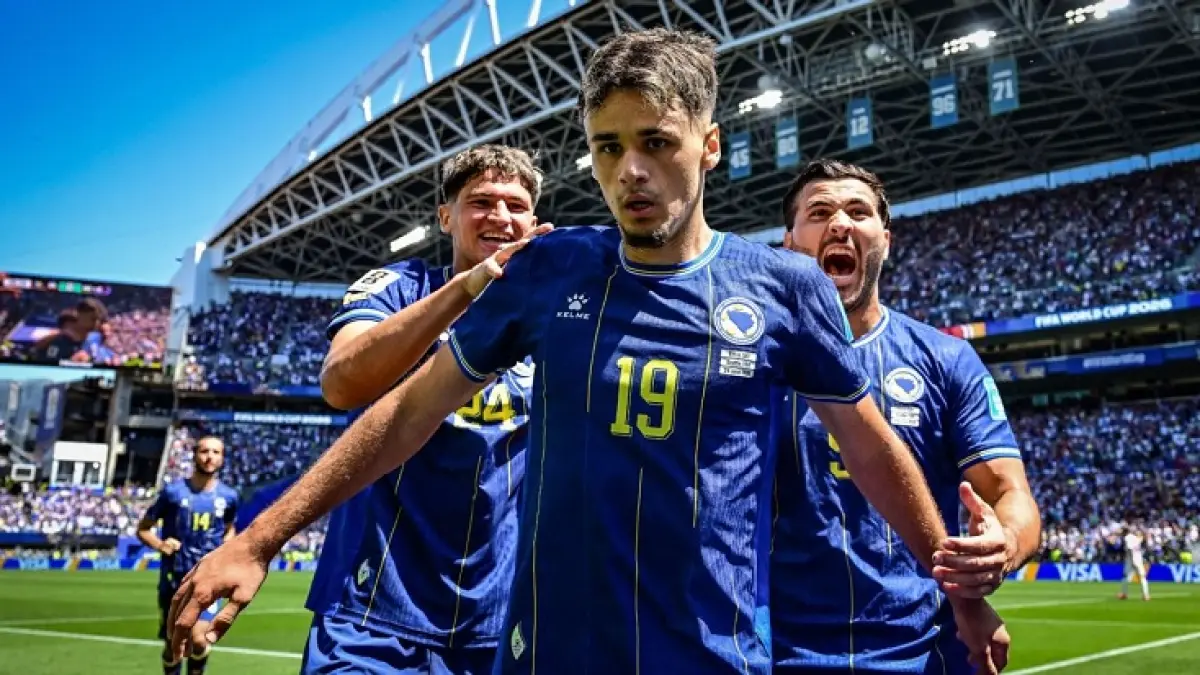 Pemain muda 18 tahun Kerim Alajbegovic (tengah) melakukan selebrasi  usai mencetak gol Bosnia-Herzegovina ke gawang Qatar pada laga terakhir Grup B Piala Dunia 2026. (Getty Image)