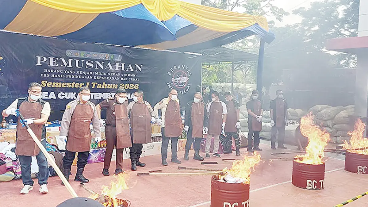 PEMUSNAHAN: Barang ilegal hasil penindakan dimusnahkan dengan cara dibakar di Kantor Bea dan Cukai Tembilahan, Rabu (24/6/2026). (Foto *2)

