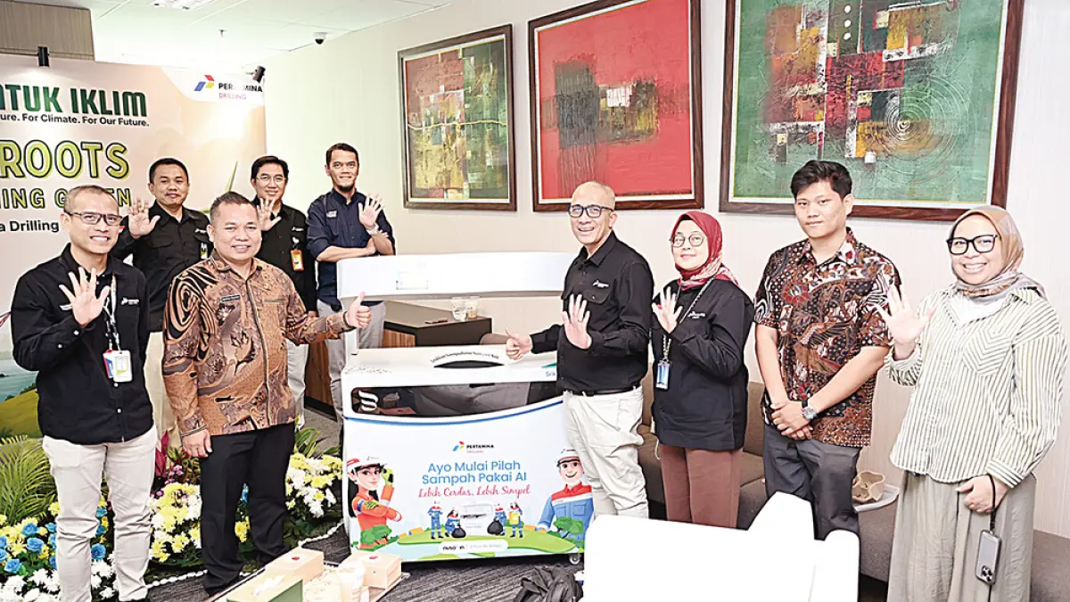 Petugas PT Pertamina Drilling Services Indonesia (Pertamina Drilling) memperlihatkan tempat sampah pintar yang mampu mengenali dan memilah sampah secara otomatis di Jakarta, belum lama ini. (PERTAMINA UNTUK RIAU POS)

