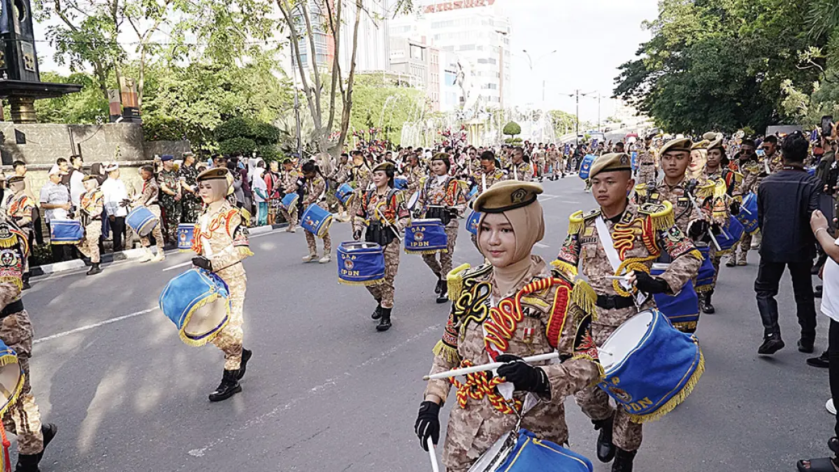TAMPIL: Atraksi memukau defile Drumband Gita Abdi Praja IPDN Sumbar dalam rangka memeriahkan HUT ke-242 Pekanbaru di kawasan Jalan Jenderal Sudirman, Pekanbaru, Selasa (23/6/2026). (MHD AKHWAN/RIAU POS)