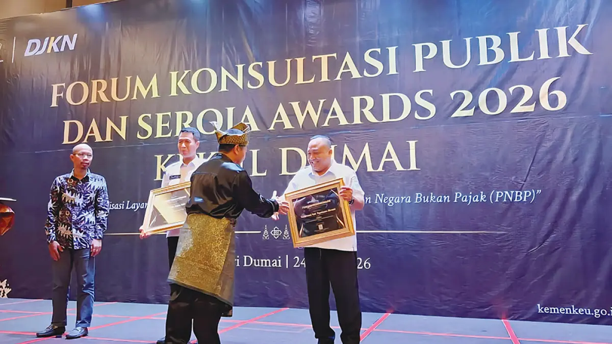 TERIMA PENGHARGAAN: Kepala BPKAD Kepulauan Meranti Fajar Triasmoko menerima penghargaan Seroja Awards 2026 dari KPKNL Dumai, Rabu (24/6/2026).(Pemkab kepulauan meranti untuk riau pos)
