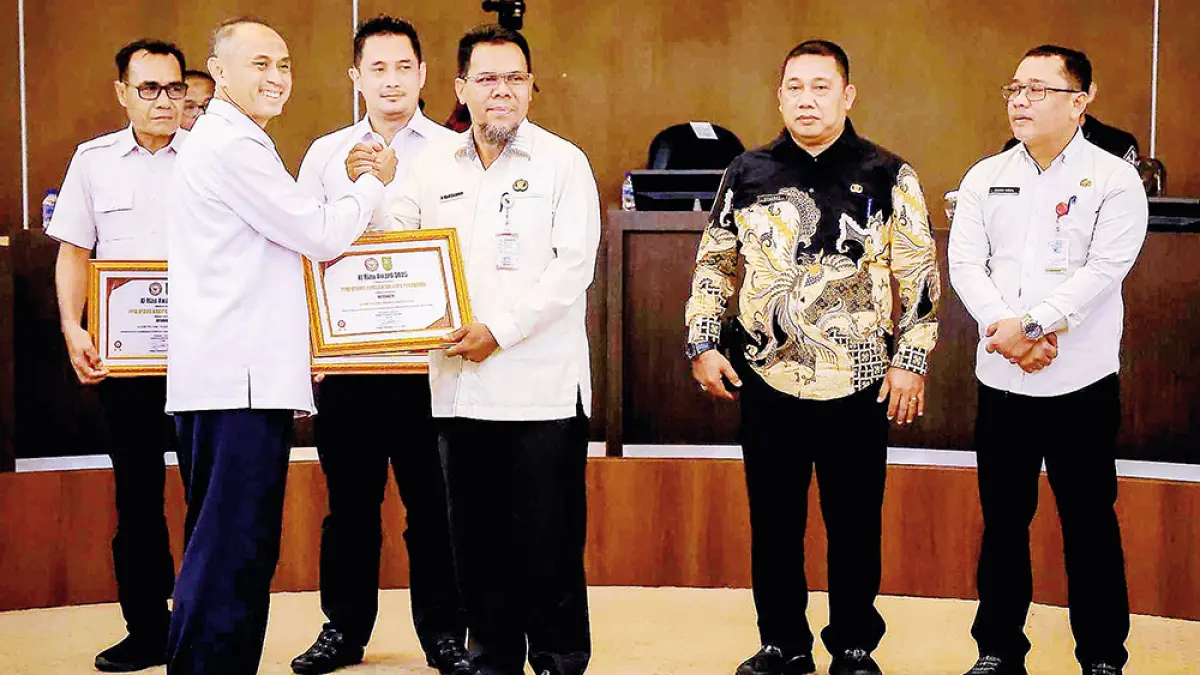 TERIMA PENGHARGAAN: Plh Sekko Pekanbaru Syamsuwir (tiga kanan) menerima penghargaan KI Riau Award 2025 yang diserahkan oleh Kepala Diskominfotik Riau Supriyadi, Rabu (24/6/2026). (pemko pekanbaru untuk riau pos)
