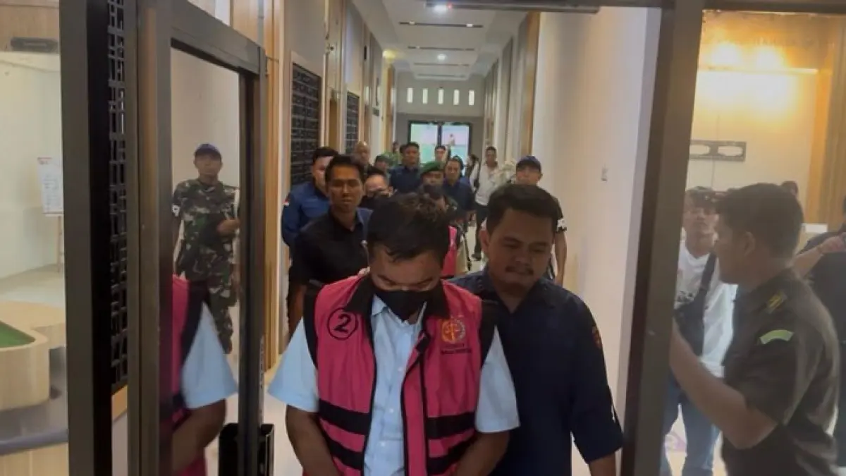 Tiga tersangka digiring dari ruang penyidikan Kejaksaan Negeri Siak, menuju mobil yang akan membawanya ke Lapas Sialang Bukuk Pekanbaru, dikawal dua personel Kodim 0322/Siak, Kamis (25/6/2026).(Istimewa)