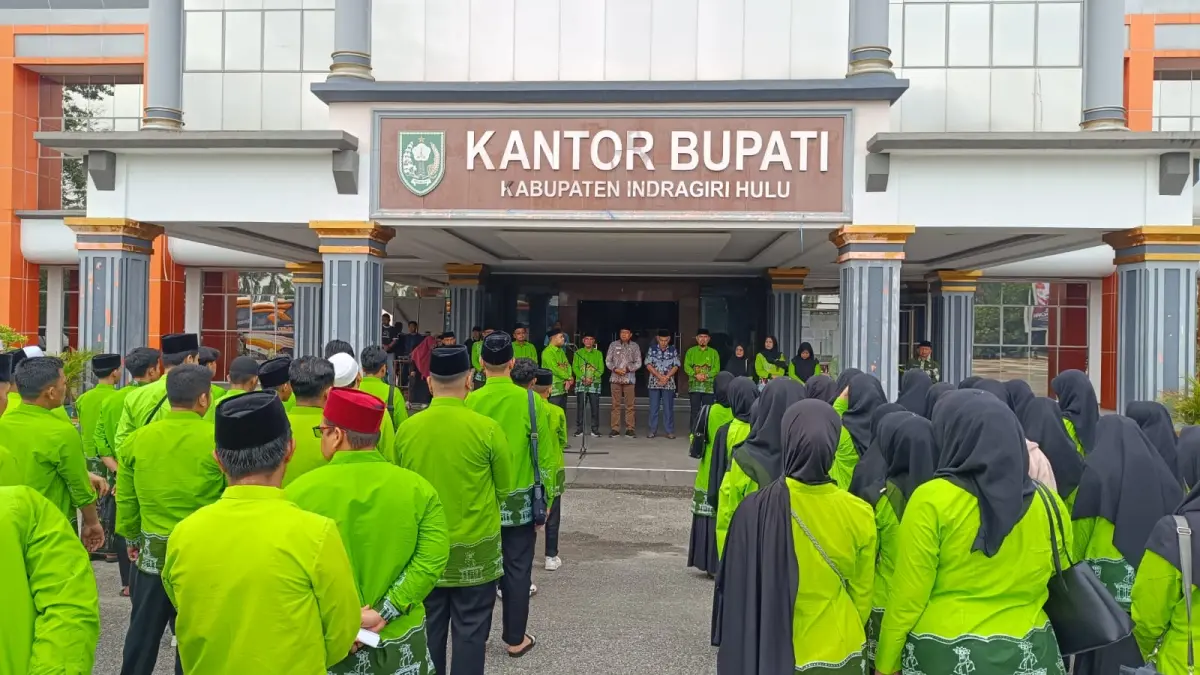 Wabup Inhu, Ir H Hendrizal MSI bersama pejabat Pemkab Inhu pada acara pelepasan kafilah Inhu untuk mengikuti MTQ ke-44 tingkat Provinsi Riau, Kamis (25/6/2026).(DISKOMINFOTIK INHU UNTUK RIAUPOS.CO)