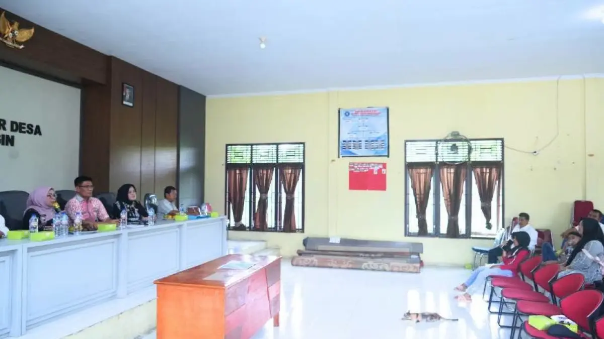 Wakil Bupati Kampar Misharti menghadiri rapat pembebasan lahan untuk pembangunan duplikasi Jembatan Rantau Berangin di Desa Merangin, Kecamatan Kuok, Kamis (26/6/2026).(PROKOPIM KAMPAR UNTUK RIAUPOS.CO)
