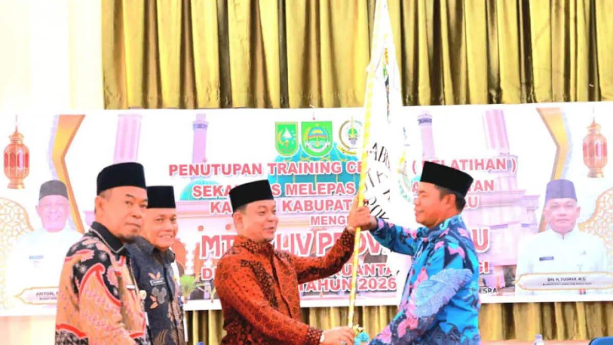 Wabup Rohul H Syafaruddin Poti menyerahkan bendera LPTQ kepada Ketua Kafilah MTQ Rohul Margono sebagai tanda pelepasan mengikuti MTQ XLIV tingkat Riau di Kuansing di Hotel Gelora Bhakti Pasirpengaraian, Kamis (25/6/2026). (Prokopim Setda Rohul untuk Riaupos.co)