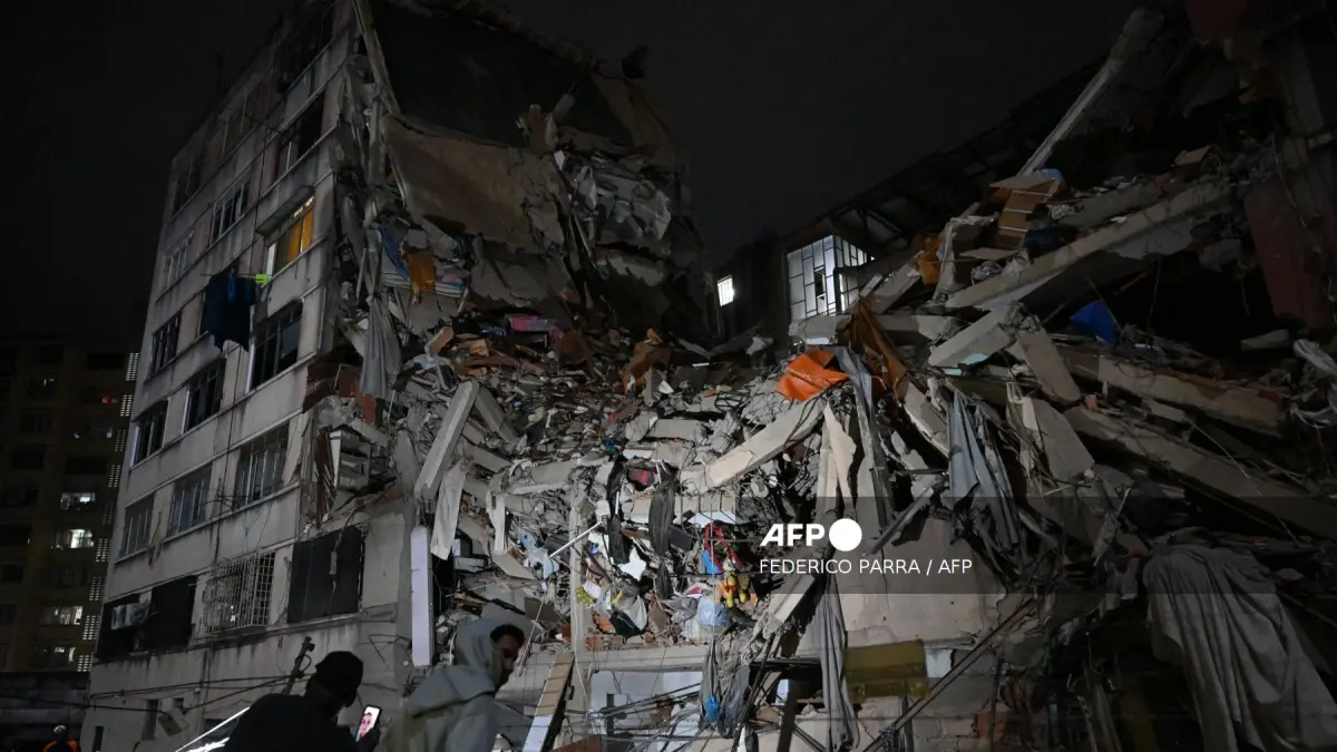 Orang-orang melihat bangunan yang runtuh di lingkungan Altamira setelah gempa bumi di Caracas pada Rabu (24/6/2026) waktu setempat. Dua gempa bumi berkekuatan 7,2 dan 7,5 melanda wilayah yang sama di Venezuela pada malam hari tanggal 24 Juni, menyebabkan bangunan runtuh, menurut Survei Geologi Amerika Serikat (USGS) dan wartawan AFP. Gempa-gempa itu mendorong penduduk ibu kota, Caracas, ke jalan-jalan.(FEDERICO PARRA /AFP)

