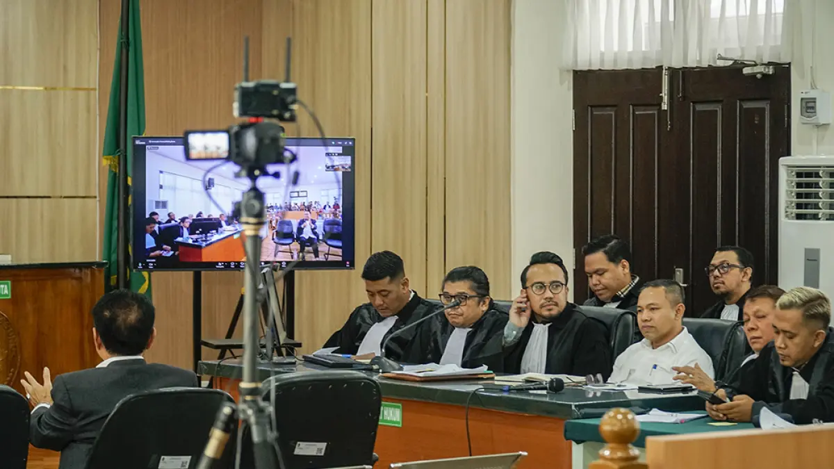 Gubernur Riau nonaktif Abdul Wahid bersama tim advokat mendengar keterangan Prof Dr Djohermansyah Djohan yang hadir sebagai saksi ahli dalam sidang lanjutan di Pengadilan Tindak Pidana Korupsi (Tipikor) pada Pengadilan Negeri Pekanbaru, Kamis (25/6/2026). (MHD AKHWAN/RIAUPOS)