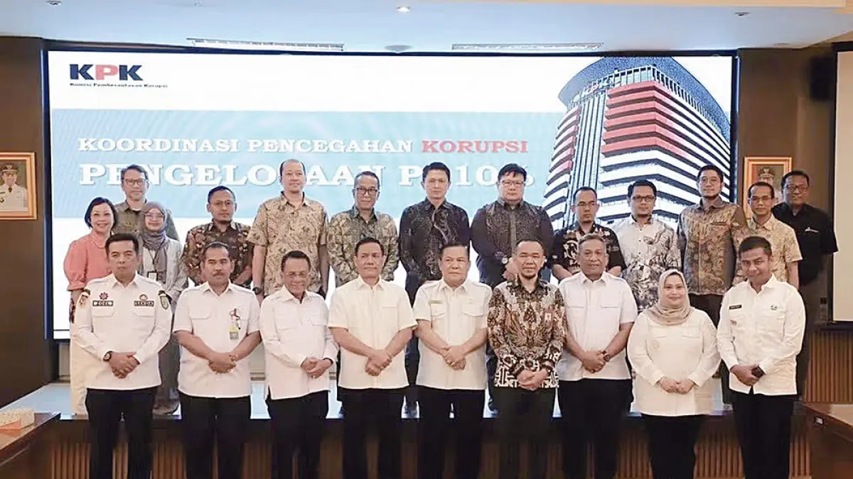 FOTO BERSAMA: Bupati Rohul Anton beserta kepala daerah di Riau foto bersama dengan Tim KPK, Kementerian ESDM, SKK Migas, dan Plt Gubri SF Hariyanto usai menghadiri rapat penyampaian hasil deteksi participating interes (PI) 10 persen di wilayah kerja Provinsi Riau di ruang Melati Kantor Gubernur Riau, Rabu (24/6/2026). (Foto Prokopim Setda Rohul untuk Riau Pos)

