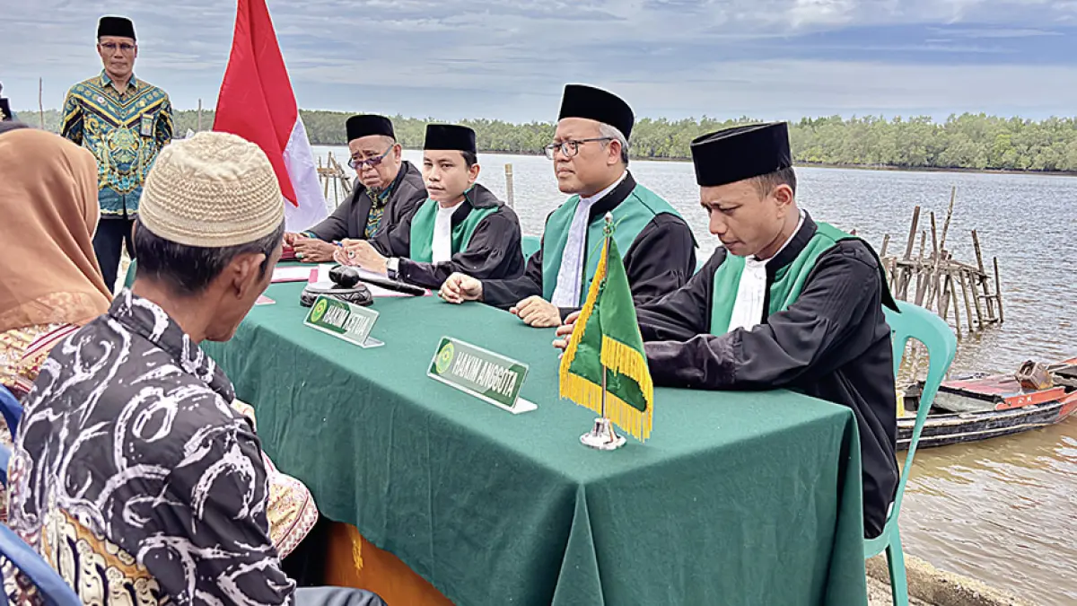SIDANG KELILING: Pengadilan Agama Tembilahan menggelar sidang keliling di Desa Pulau Ruku, Kecamatan Reteh, Kabupaten Inhil dalam mengesahkan perkawinan bagi masyarakat yang tidak memiliki buku nikah atau pencatatan resmi dari KUA, Kamis (25/6/2026). (PENGADILAN AGAMA TEMBILAHAN UNTUK RIAU&nbsp; POS)

