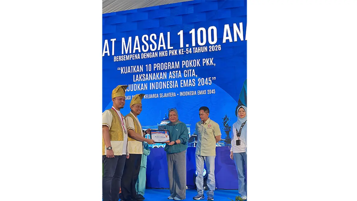 Perwakilan Aulia Hospital menerima sertifikat penghargaan dari Wakil Wali Kota Pekanbaru Markarius Anwar disaksikan Wali Kota Pekanbaru Agung Nugroho saat pelaksanaan Khitanan Massal HUT ke-242 Pekanbaru, Ahad (21/6/2026).&nbsp;(Aulia hospital untuk riau pos)

