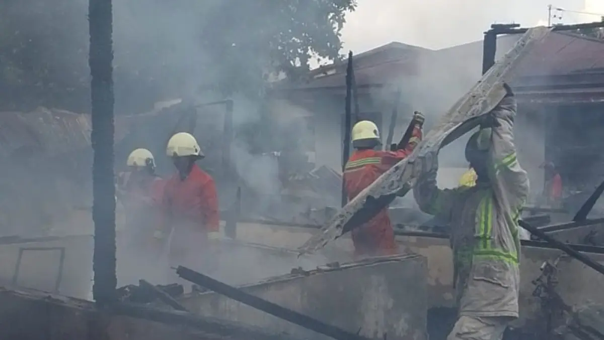 Tampak petugas tengah melakukan upaya pemadaman kebakaran yang melanda rumah kontrakan di Jalan Melur Gang Nenas Nomor 10 A dan 10 B, Kelurahan Padang Terubuk, Kecamatan Senapelan, Kota Pekanbaru, Kamis (25/6/2026) sore. (Damkar Kota Pekanbaru untuk Riaupos.co)