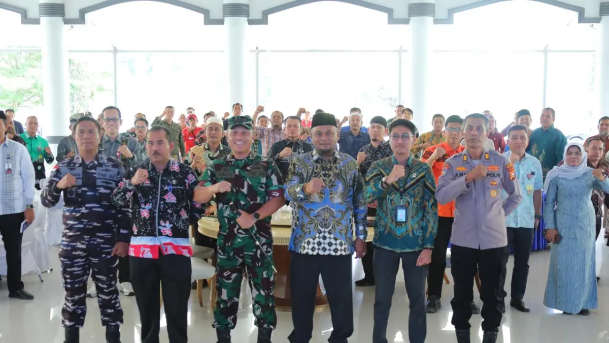 Wabup Syamsurizal, Sekda Mahadar foto bersama Forkopimda dalam Rapat Koordinasi Pemerintah Daerah bersama Forum Koordinasi Pimpinan Daerah (Forkopimda) di Balairung Datuk Empat Suku, Komplek Perumahan Rakyat Abdi Praja, Kota Siak, Kamis (25/6/2026).(DISKOMINFO SIAK UNTUK RIAUPOS.CO)