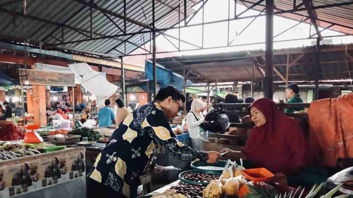 Account Officer (AO) BRK Syariah, Rizal Veto, yang aktif turun ke lapangan mengunjungi para pedagang di Pasar Limapuluh Kota Pekanbaru untuk mengenalkan produk Rahn atau Gadai Emas