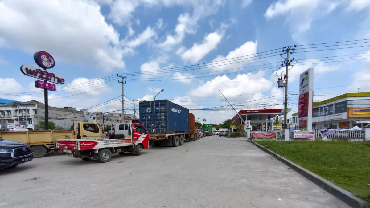 Antrean kendaraan roda empat untuk mengisi BBM jenis Bio Solar di SPBU Jalan Soekarno Hatta Pekanbaru, Jumat (26/6/2026).(EVAN GUNANZAR/RIAUPOS.CO)