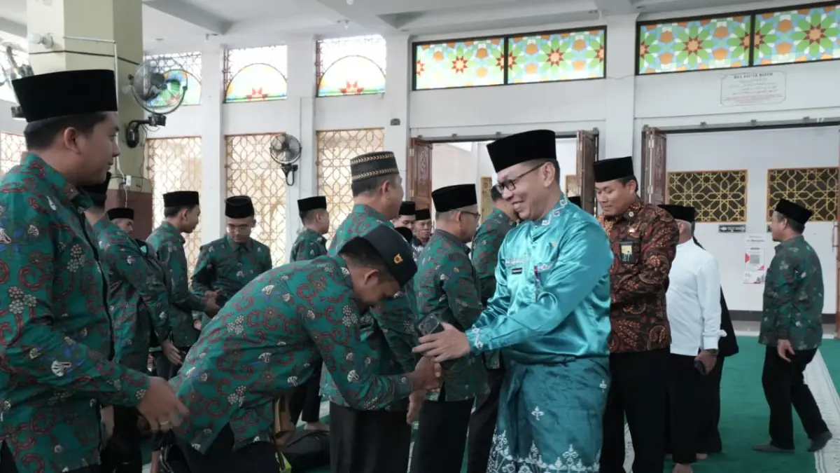 Asisten I Setda Kuansing, dr H Fahdiansyah SpOg melepas kafilah MTQ Kuansing di Masjid Agung Ar Raudha Teluk Kuantan,  Jumat (26/6/2026).(DESRIANDI CANDRA/RIAUPOS.CO)