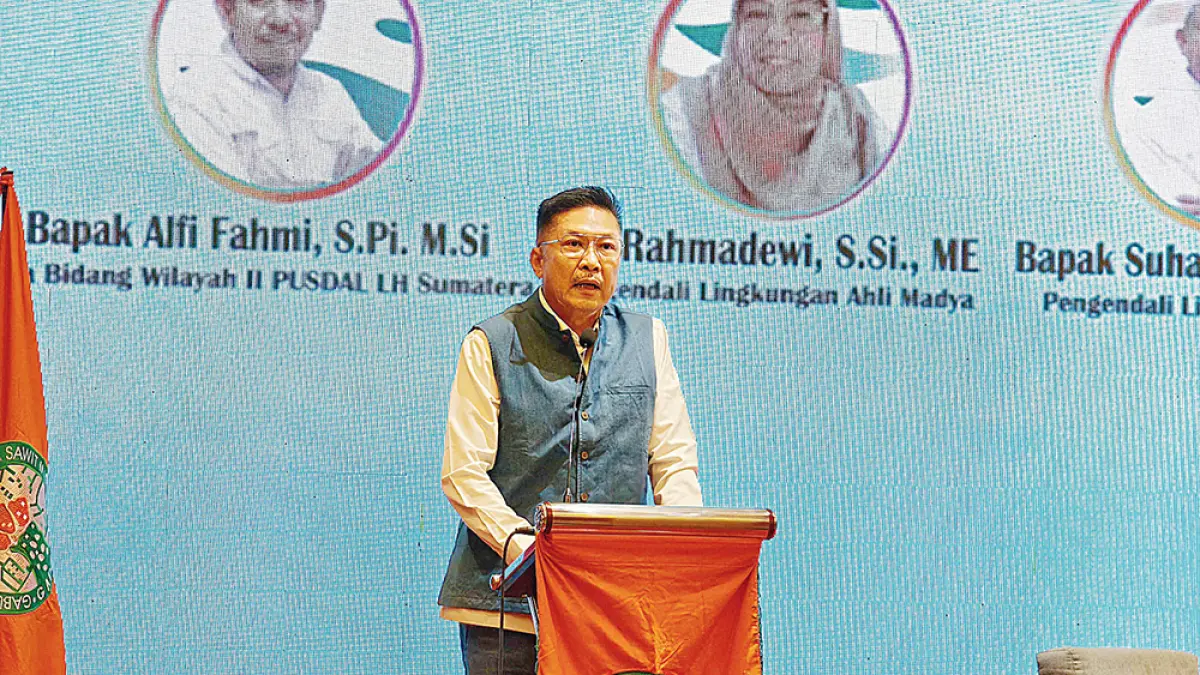Beri Sambutan : Ketua GAPKI Cabang Riau Lichwan Hartono memberi sambutan saat kegiatan Sosialisasi Pengelolaan Sampah dan Air Limbah Domestik di Lingkungan Perkebunan Kelapa Sawit di Hotel The Zuri Pekanbaru, Kamis (25/6/2026). ft : EVAN GUNANZAR/RIAU POS