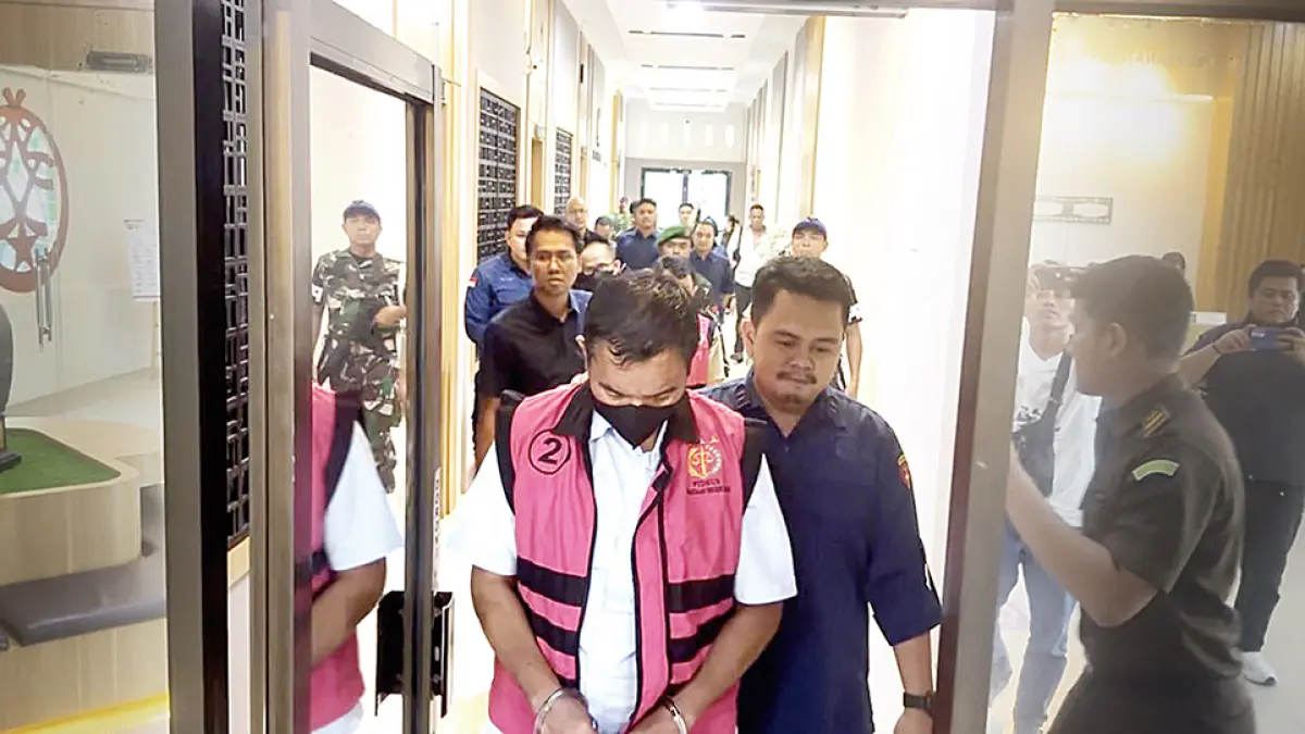 DIGIRING: Tiga tersangka digiring dari ruang penyidikan Kejaksaan Negeri Siak menuju mobil yang akan membawanya ke Lapas Sialang Bungkuk Pekanbaru, Kamis (25/6/2026). (monang lubis/riau pos)

