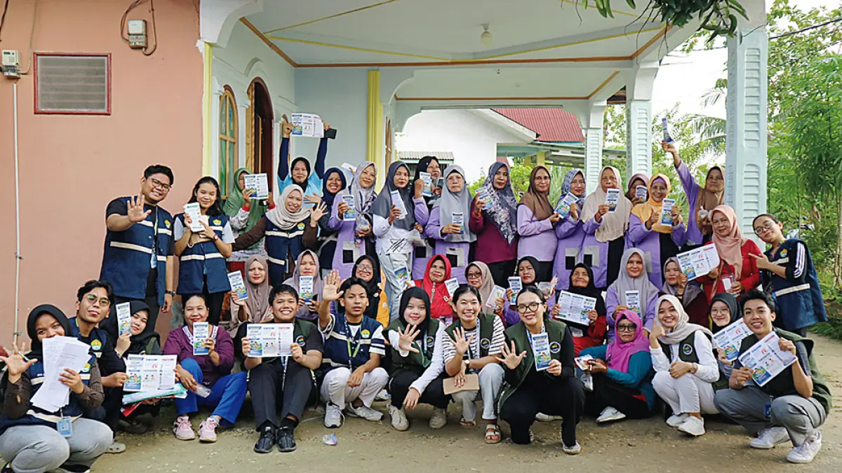 FOTO BERSAMA: Mahasiswa Kukerta Berdampak Fakultas Kedokteran Unri Kelompok Bukit Batrem 1 foto bersama dengan para kader Posyandu Kepodang, Kelurahan Bukit Batrem usai sosialisasi, Sabtu (13/6/2026).(FK Unri untuk Riau Pos)
