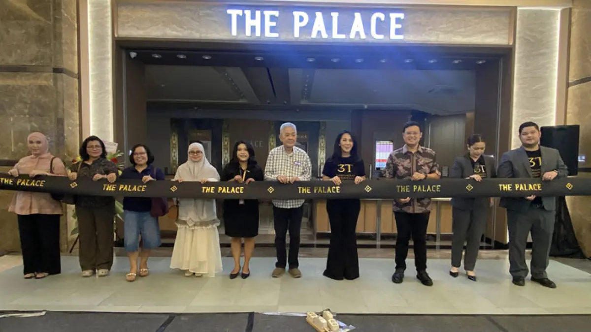 General Manager The Palace Jeweler Jelita Setifa (empat kanan), bersama tim, Asisten Direktur Utama Mal SKA Arcin Senggana (lima kanan) memotong pita saat pembukaan The Palace di Mal SKA Pekanbaru, Jumat (26/6/2026). (The Place untuk Riaupos.co)