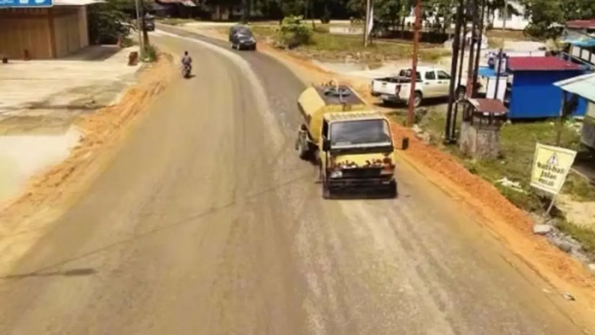 Kendaraan melintas di ruas Jalan Simpang Minas-Simpang Pemda-Simpang Tualang Timur, Siak yang mulai diperbaiki PUPR-PKPP Riau. (PUPR-PKPP Riau untuk Riaupos.co)