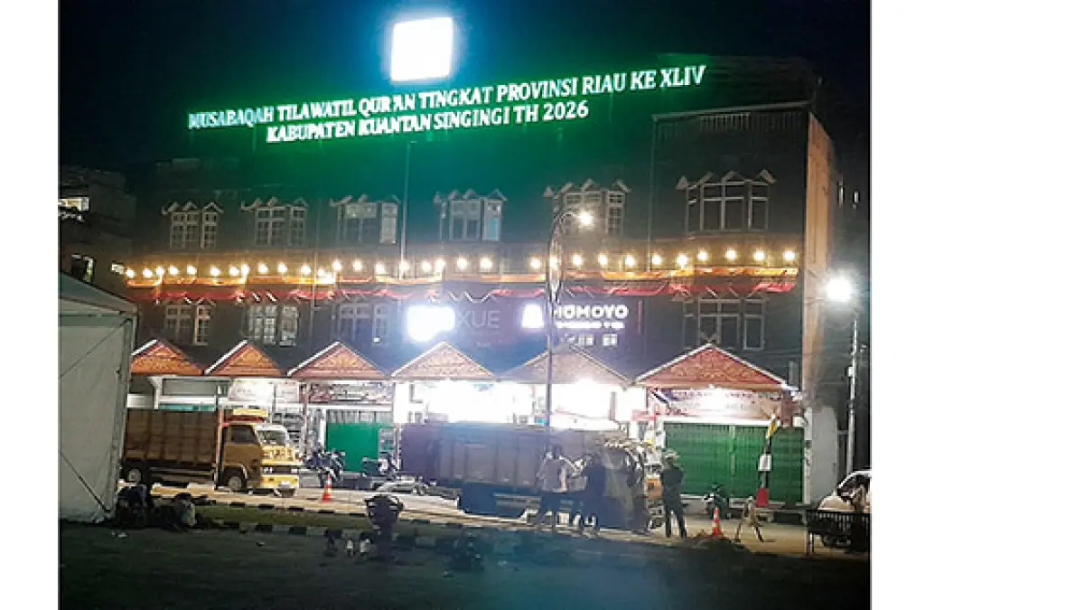 LOKASI MTQ: Tulisan MTQ dan Selamat Datang di Kota Jalur saat malam hari menjadi daya tarik kawasan Astaqa Utama MTQ Riau, Kamis (25/6/2026). (Foto:desriandi candra)
