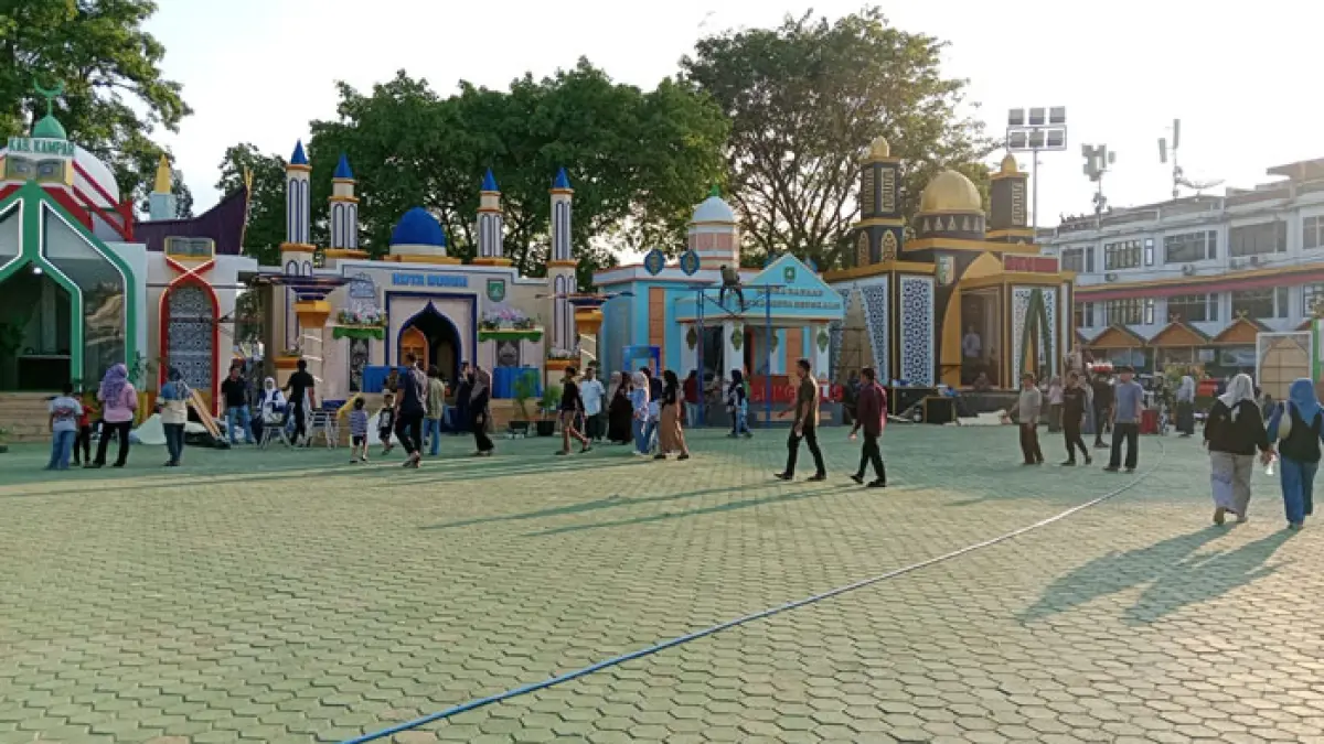 Masyarakat Kuansing dan pengunjung ramai mengunjungi kawasan astaka utama dan stand kabupaten/kota, Jumat (26/6/2026). (Desriandi Candra/Riaupos.co)