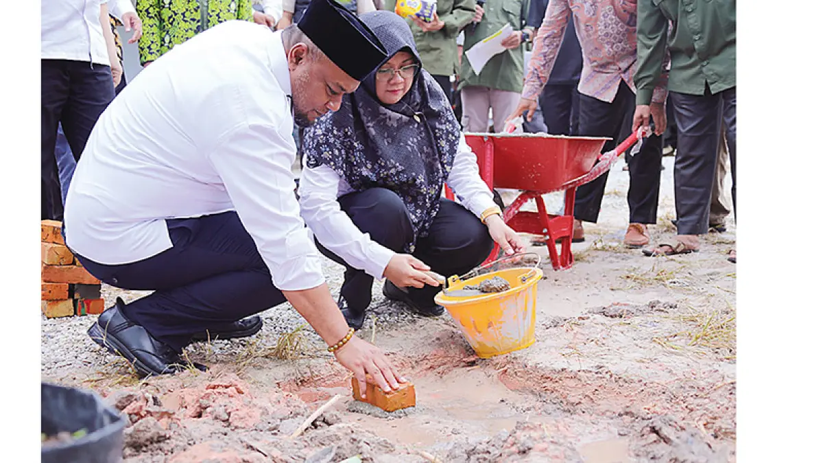 PELETAKAN BATU PERTAMA: Bupati Siak Afni Z dan Wabup Syamsurizal melakukan peletakan batu pertama rumah singgah di belakang gedung Baznas Siak, Rabu (24/6/2026).(Pemkab siak untuk riau pos)
