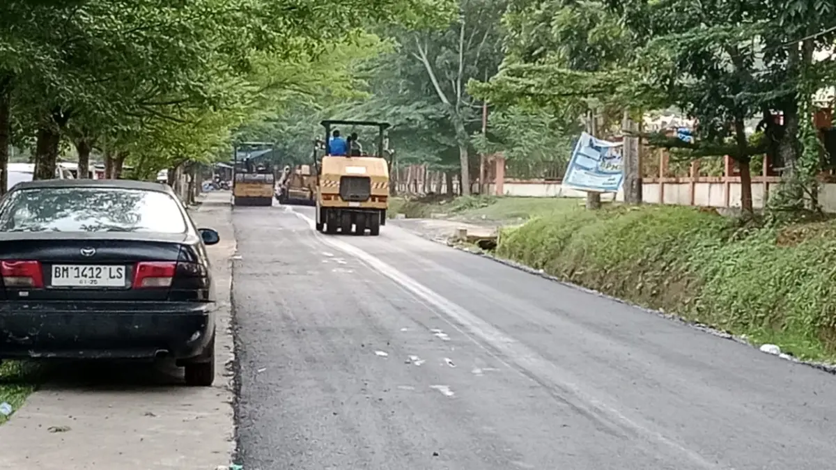 Pengaspalan ruas jalan Pasar Modern Teluk Kuantan oleh Dinas PUPR Kuansing, Kamis (25/6/2026).(DESRIANDI CANDRA/RIAUPOS.CO)