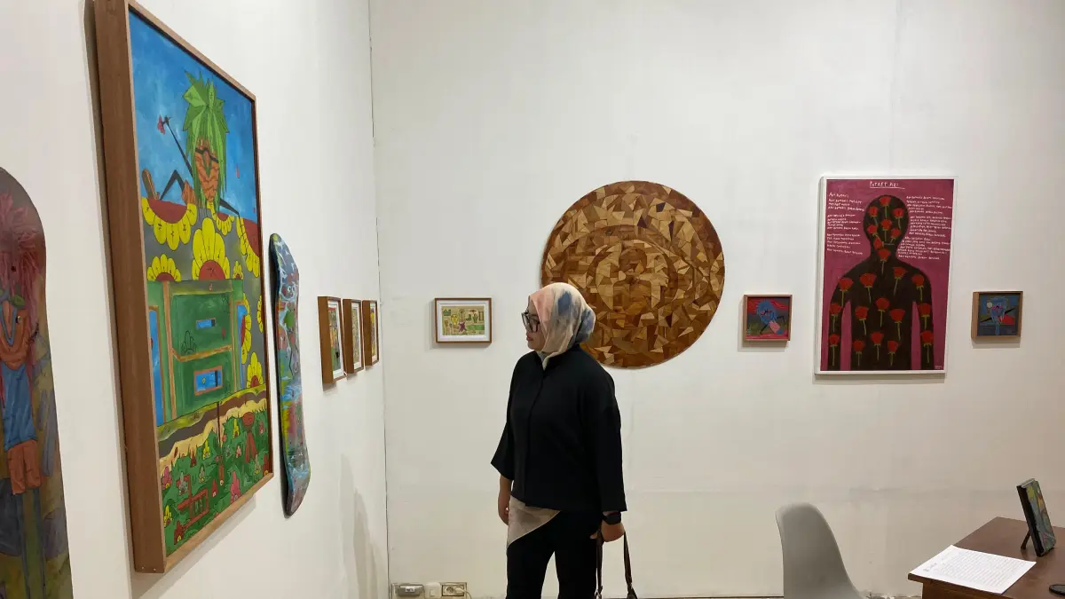 Pengungjung menyaksikan karya seni pada event Artists Art Fair Pekanbaru di ruang pameran khusus Museum Sang Nila Utama Pekanbaru, Jumat (26/6/2026).(SOLEH SAPUTRA/RIAUPOS.CO)