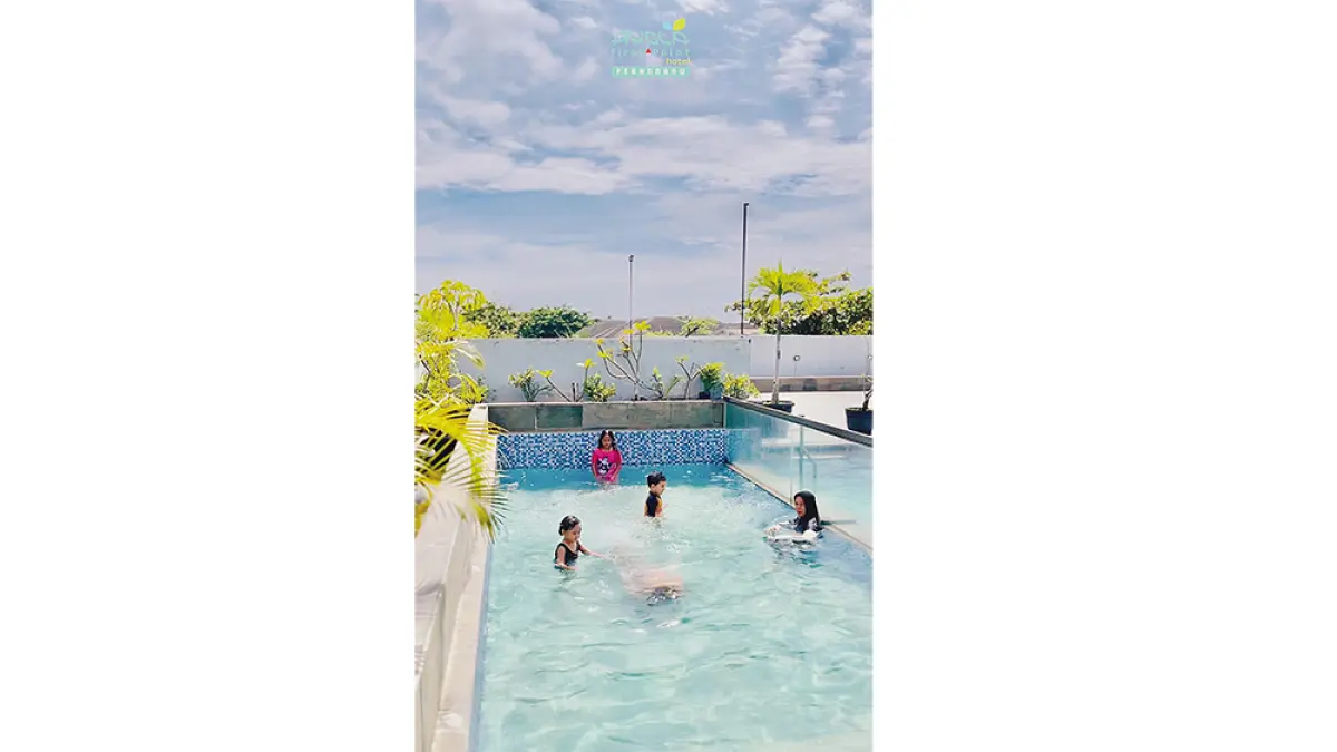 Pengunjung menikmati fasilitas kolam renang yang ada di Ayola First Hotel Pekanbaru, beberapa waktu lalu. (Ayola First Point Hotel Pekanbaru untuk riau pos)