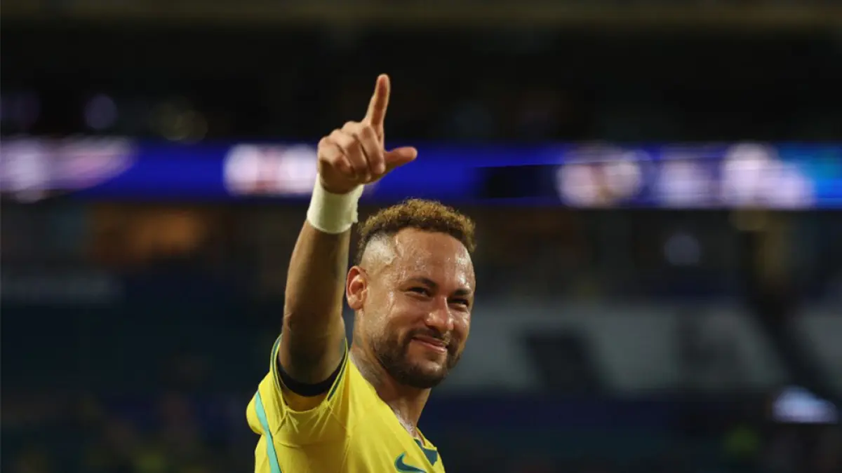Penyerang Brazil Neymar menyapa para pendukungnya usai pertandingan Grup C Piala Dunia 2026 melawan Skotlandia di Stadion Miami, Miami Gardens, Kamis (25/6/2026).  (PATRICIA DE MELO MOREIRA/AFP)