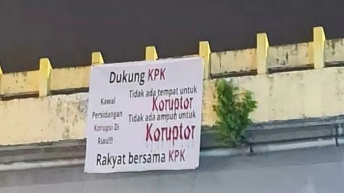 Spanduk bertuliskan kawal persidangan kasus korupsi Gubernur Riau nonaktif Abdul Wahid CS di Riau di fly over Jalan Tuanku Tambusai. (Istimewa) 