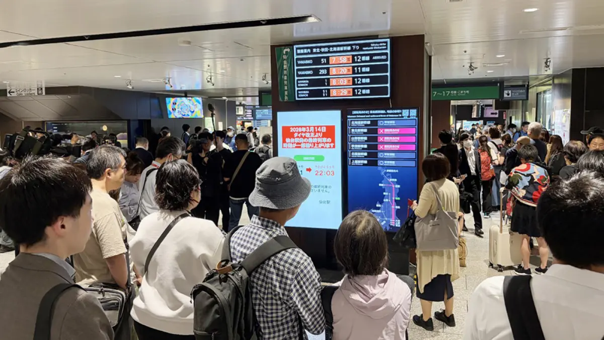 Stasiun JR Sendai dipadati orang karena layanan kereta cepat Tohoku Shinkansen menghentikan operasi akibat gempa bumi di Sendai, Jepang, Kamis (25/6/2026). (STR/JIJI PRESS/AFP)