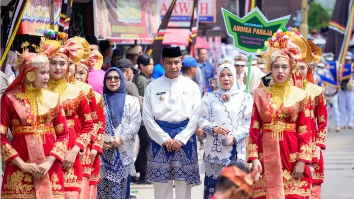 Bupati Kampar H Ahmad Yuzar &nbsp;bersama Wakil Bupati Kampar &nbsp;Hj Misharti memimpin langsung kontingen Kabupaten Kampar dalam Pawai Ta’aruf Musabaqah Tilawatil Qur’an (MTQ) ke-44 Tingkat Provinsi Riau yang digelar di Kabupaten Kuantan Singingi, Sabtu (27/6/2026).(DISKOMINFO KAMPAR UNTUK RIAUPOS.CO)