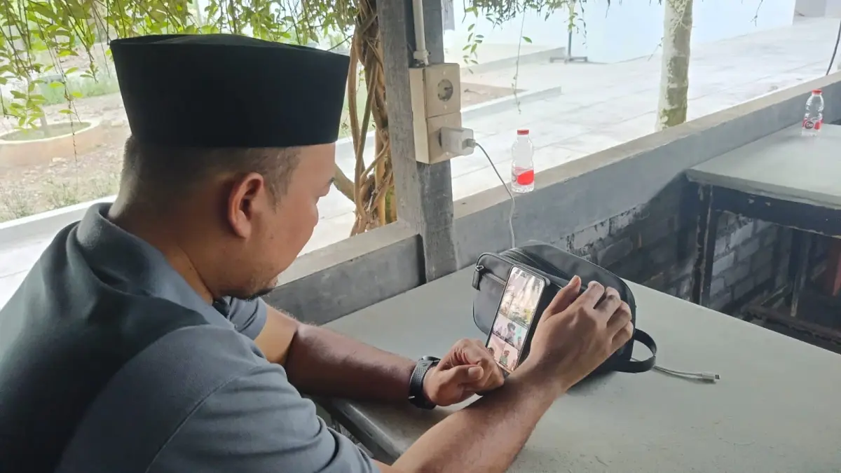 Bupati Inhu, Ade Agus Hartanto melakukan konferensi video melalui aplikasi zoom meeting bersama perwakilan pemondokan kafilah pada MTQ ke 44 tingkat Provinsi Riau di Kuansing, Sabtu (27/6/2026).(KASMEDI/RIAUPOS.CO)