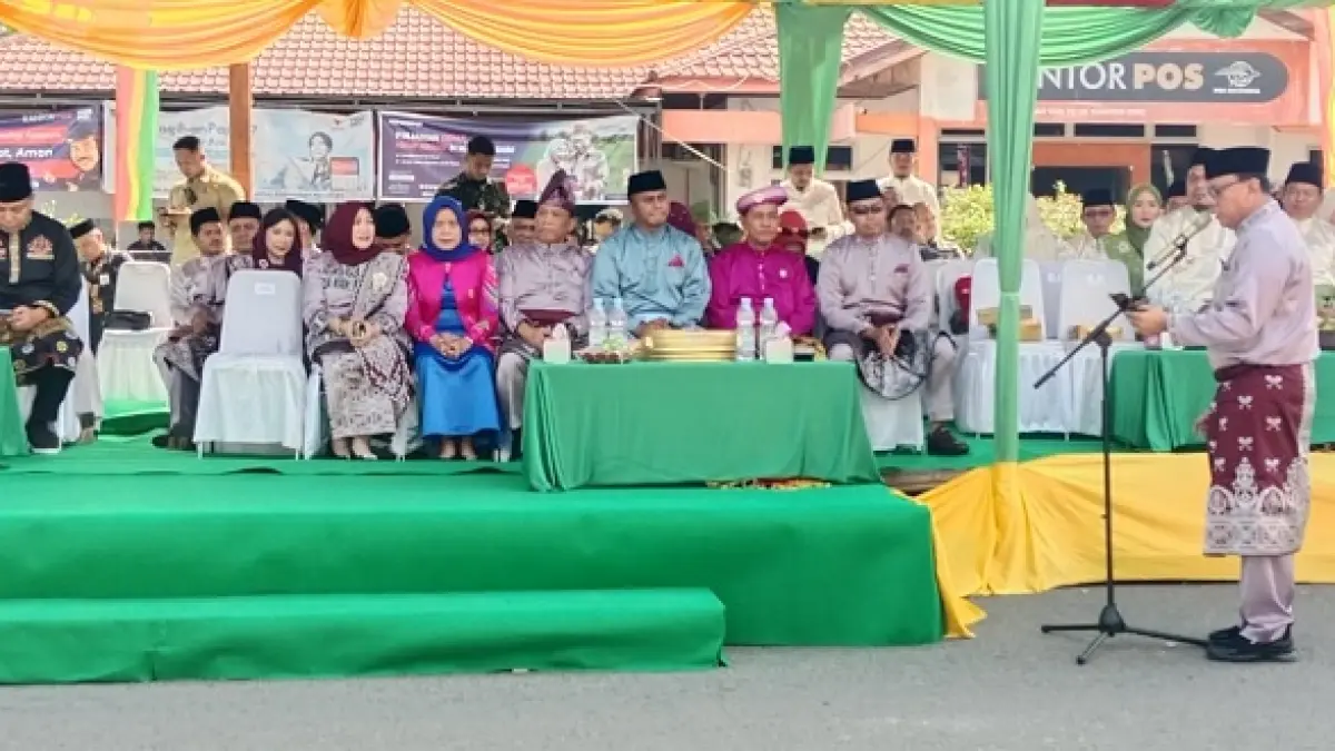 Bupati Kuansing H Suhardiman Amby minta maaf pada para tamu saat panggung pawai taaruf patah, Sabtu(27/6/2026). (Desriandi Candra/Riaupos.co)
