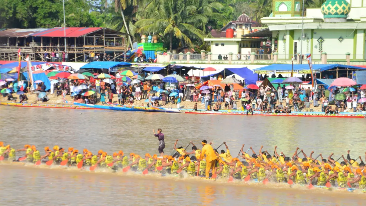 Jalur Jitu kuantan dari Desa Pulau busuk kecamatan Inuman berhadapan Jalur Buayo Danau dari Desa Bandar Alai Kari, kecamatan Kuantan Tengah, di pacu jalur rayon II hari pertama di Tepian Narosa Teluk Kuantan, Sabtu (27/6/2026).(PANITIA UNTUK RIAUPOS.CO)