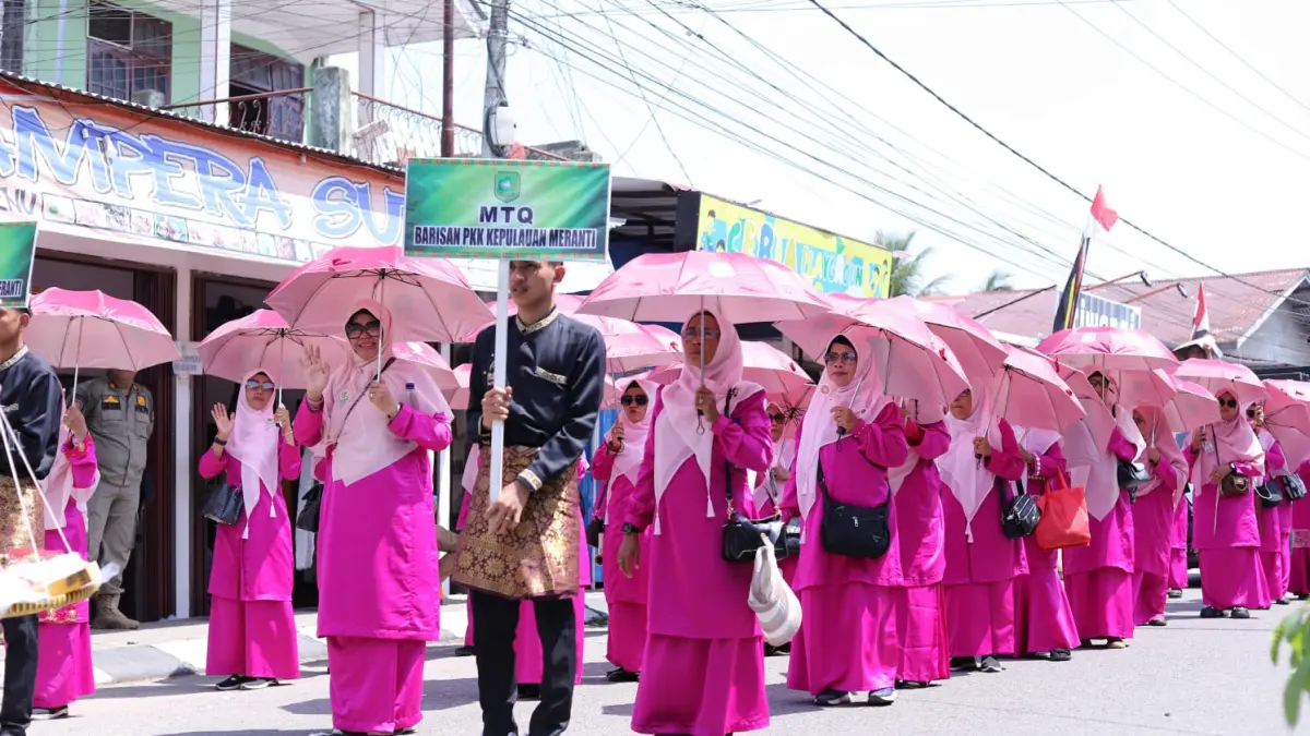 Kafilah Kabupaten Kepulauan Meranti tampil penuh semangat pada Pawai Ta’aruf MTQ ke-44 Tingkat Provinsi Riau di Kabupaten Kuantan Singingi (Kuansing), Sabtu (27/6/2026).(DISKOMINFO MERANTI UNTUK RIAUPOS.CO)