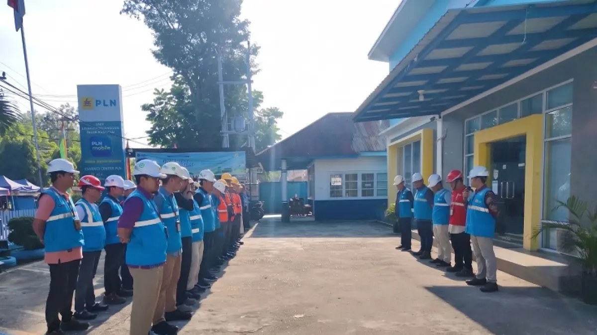 Manager PLN UP3 Rengat, Tatok Winarko saat memimpin apel siaga gelar pasukan untuk memastikan keandalan pasokan listrik selama MTQ ke-44 Provinsi Riau tahun 2026. (Humas PLN UP3 Rengat)
