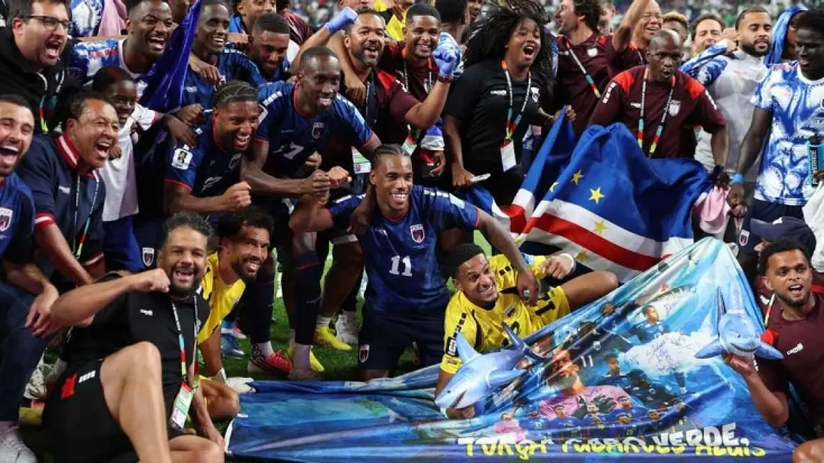 Pemain Tanjung Verde merayakan keberhasilan lolos ke babak gugur Piala Dunia 2026 setelah merih runnerup grup dengan predikat tak terkalahkan. (Francois Nel/Getty Images)