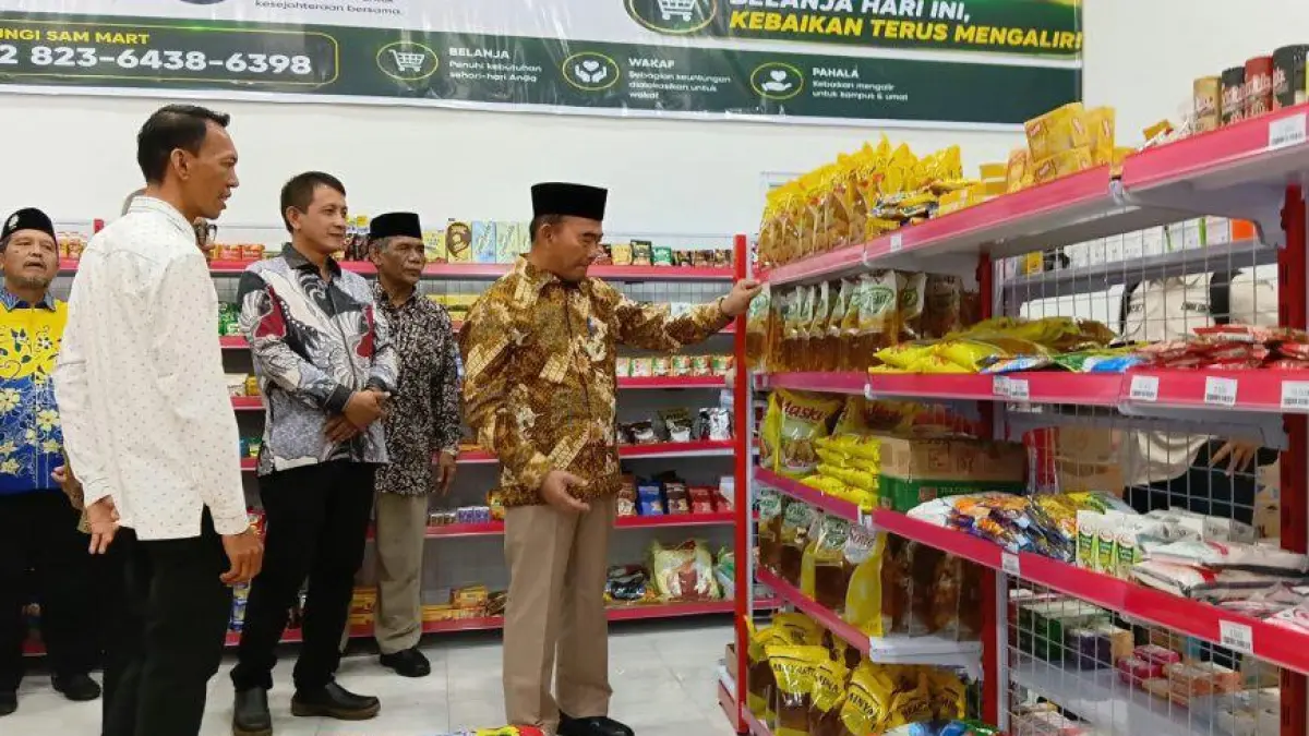 Penasehat khusus presiden bidang haji Prof Muadjir Effendy saat meninjau SAM Mart di kampus Umri, Sabtu (27/6/2026).(HUMAS UMRI UNTUK RIAUPOS.CO)