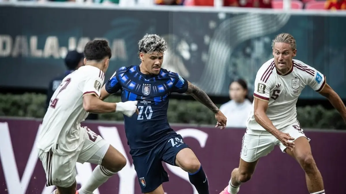 Winger Uruguay Maxy Aeaujo (tengah) gagal membawa timnya lolos ke babak gugur setelah kalah 0-1 dari Spanyol pada laga terakhir Grup H Piala Dunia 2026. (Instagram @aufoficial)