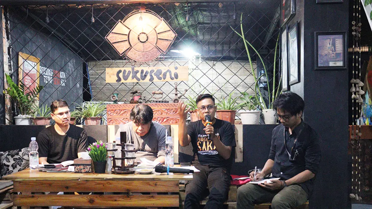 Joni Hendri (dua kanan) saat menjelaskan proses penulisan buku puisi Pancang-Pancang Ingatan dalam diskusi bersama pembahas Redovan Jamil (paling kiri), M Badri (dua kiri), dan moderator Muhammad Hafiz di Rumah Kreatif Suku Seni, Sabtu (13/6/2026).(suku seni untuk riau pos)