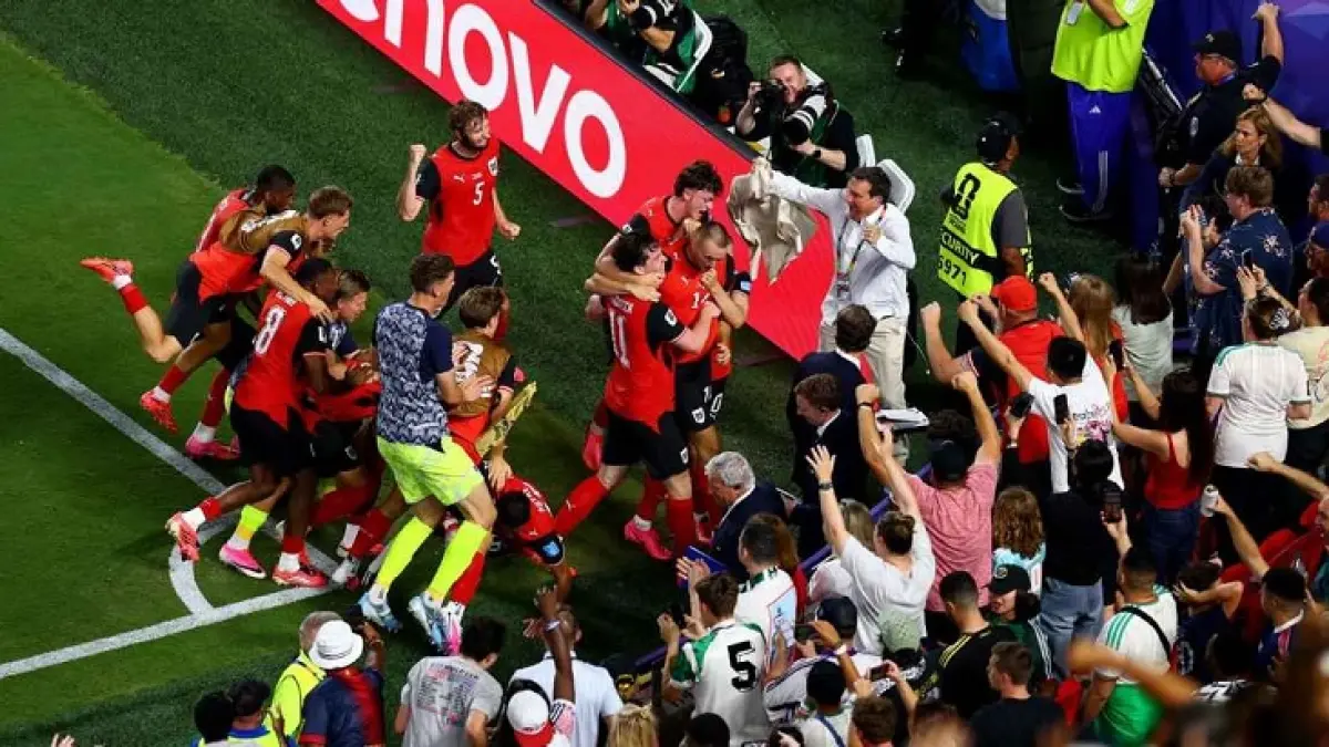 Austria merayakan gol penyama kedudukan Sasa Kalajdzic di menit-menit akhir melawan Aljazair. (Kyle Rivas-FIFA/FIFA via Getty Images)
