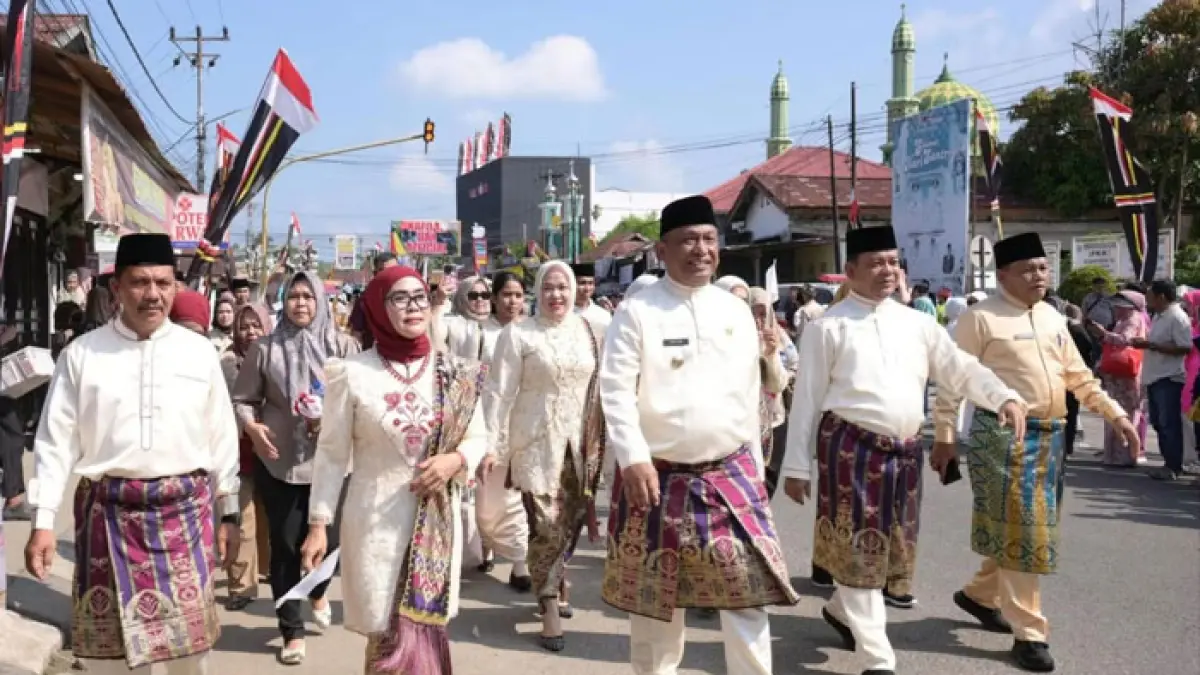 Bupati Rohul Anton memimpin langsung rombongan Kontingen Rohul saat mengikuti pawai taaruf MTQ XLIV tingkat Provinsi Riau di Kuansing, Sabtu (27/6/2026). (Prokopim Setda Rohul untuk Riaupos.co)