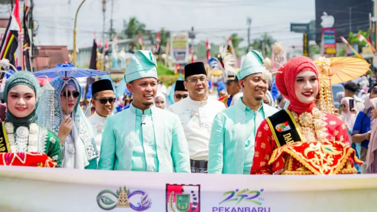  Wako Pekanbaru Agung Nugroho didampingi Wawako Pekanbaru Markarius Anwar bersama kontingen Khafilah asal Pekanbaru saat mengikuti Pawai Ta